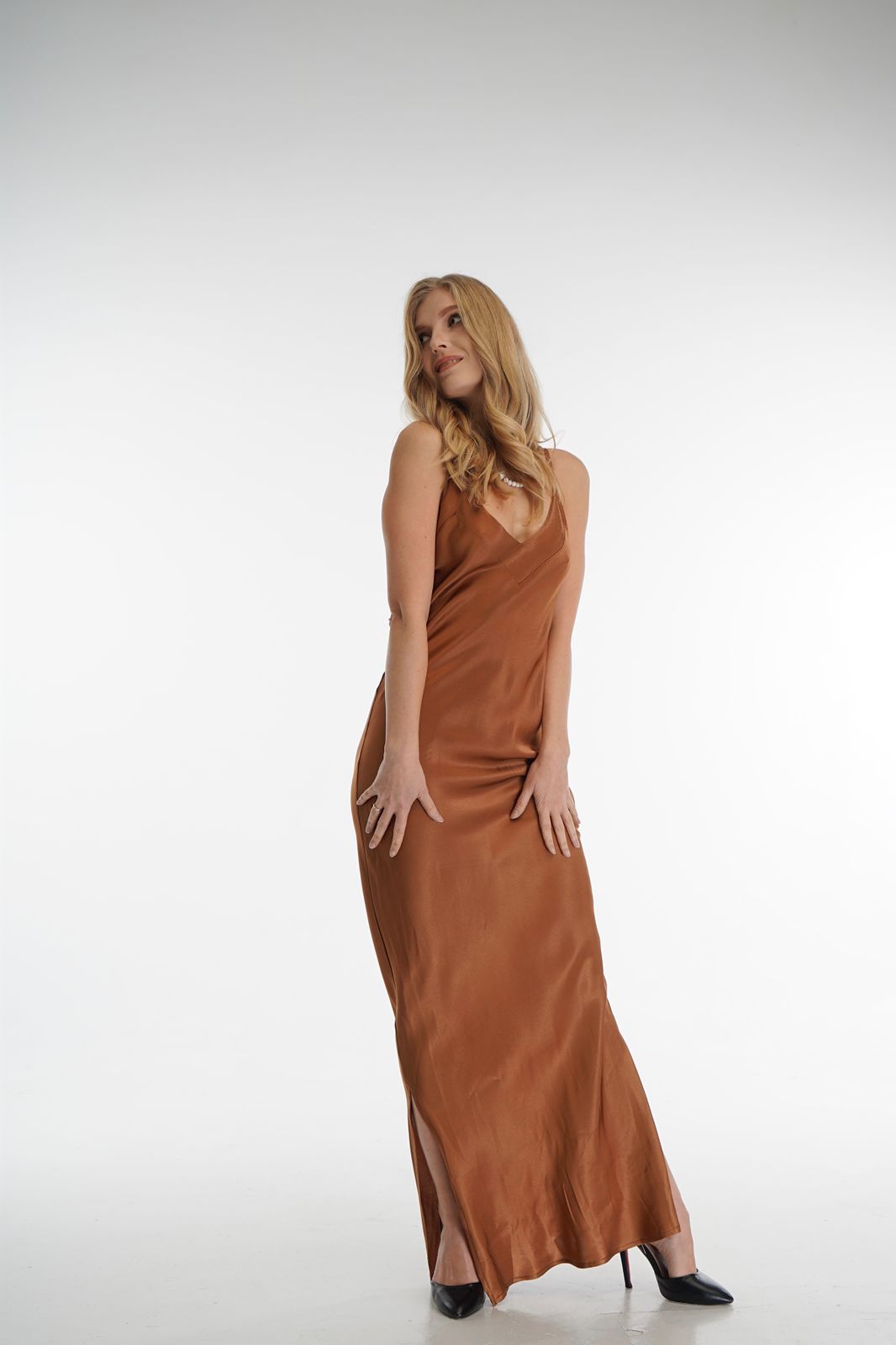 Платье-комбинация длины миди разрезами карамельного цвета