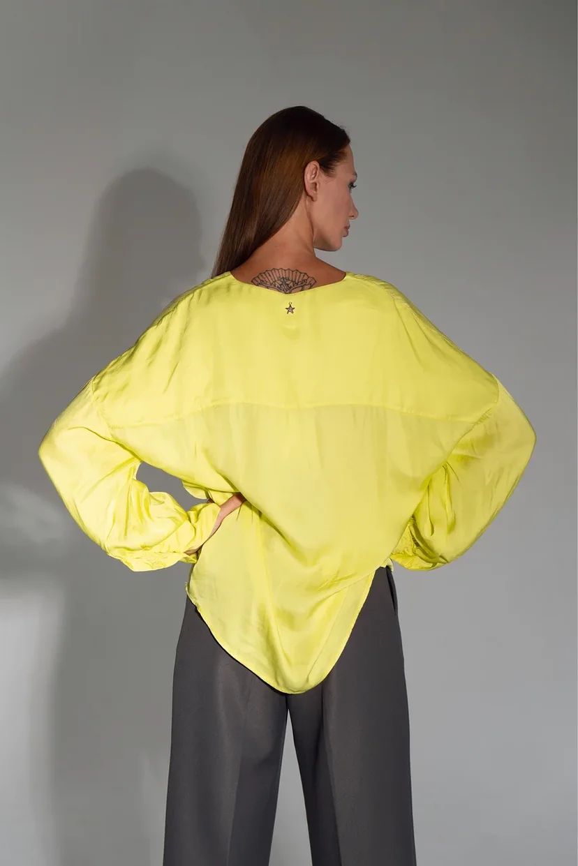 Лаймовая блуза с рукавами-буфами и V-образным вырезом