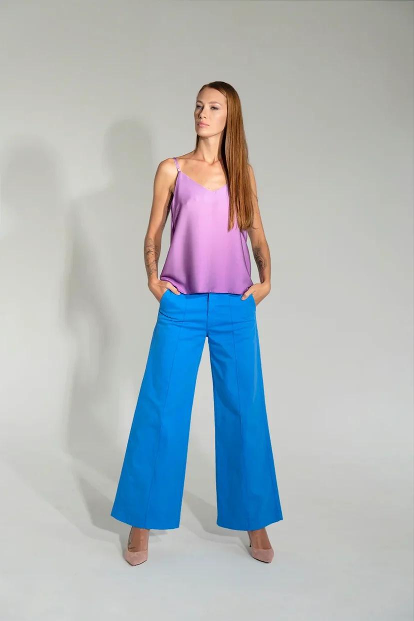 Широкие джинсы на завышенной посадке со стрелками василькового цвета