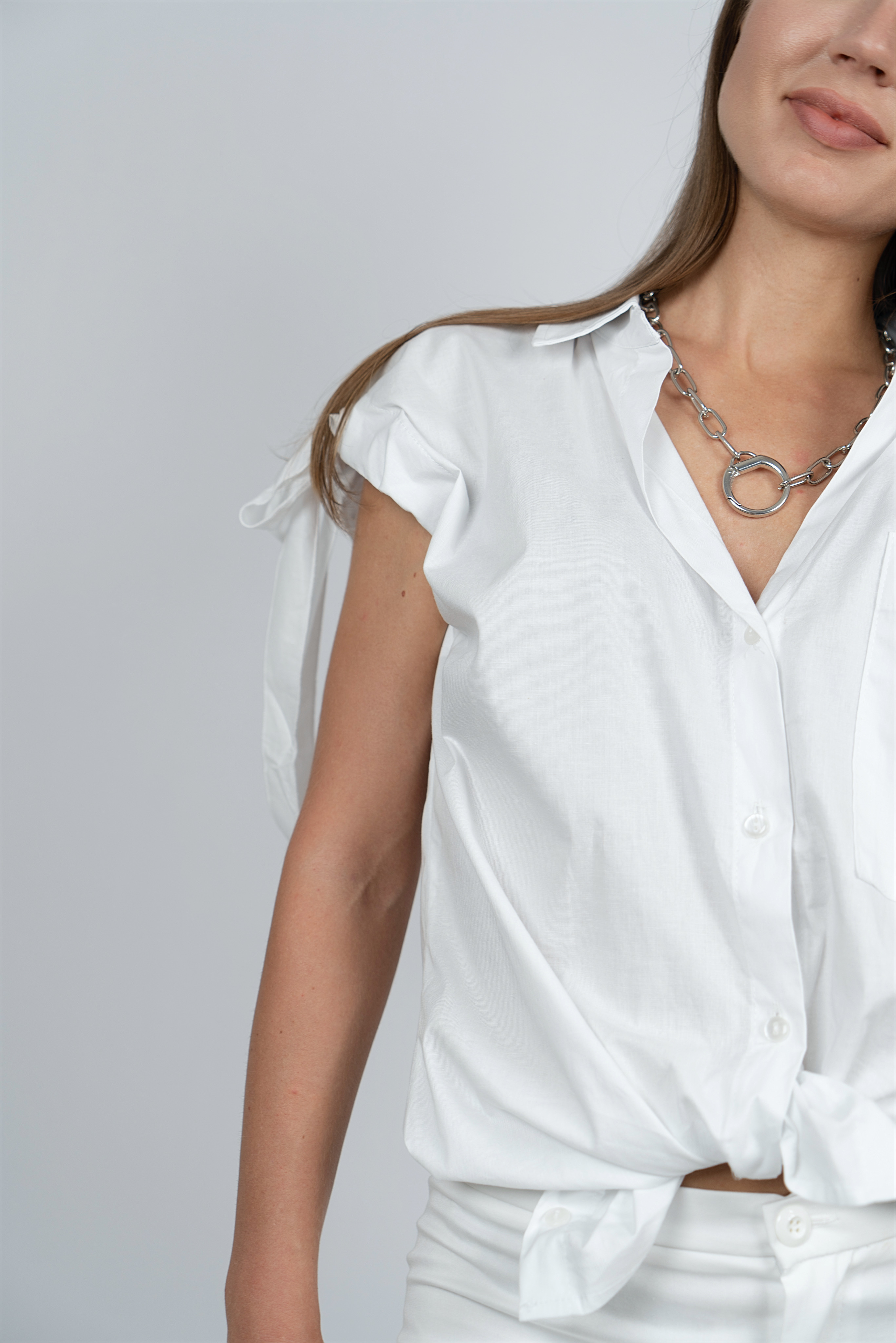 Белая блуза с укороченным рукавом с затяжками