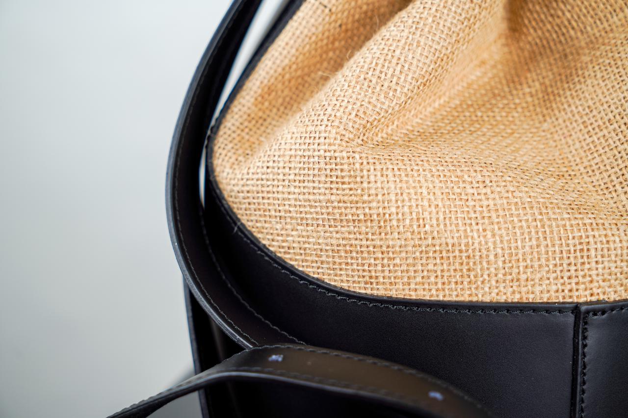 Сумка- мешок с жестким каркасом черногос бежевым цвета 